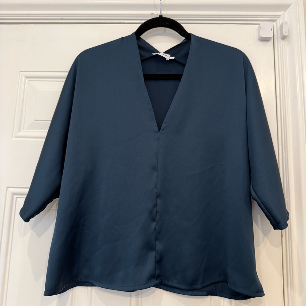 R Label The Reset Satin V Pullover Top